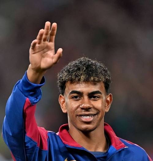 巴萨这是咋回事？法蒂没机会上场，他爸直接找高层“讨说法”