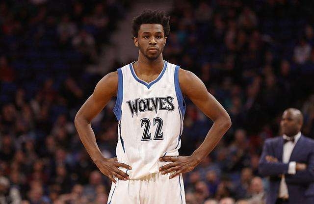 气氛真好，巴萨球迷给弗里克送上了60岁生日蛋糕