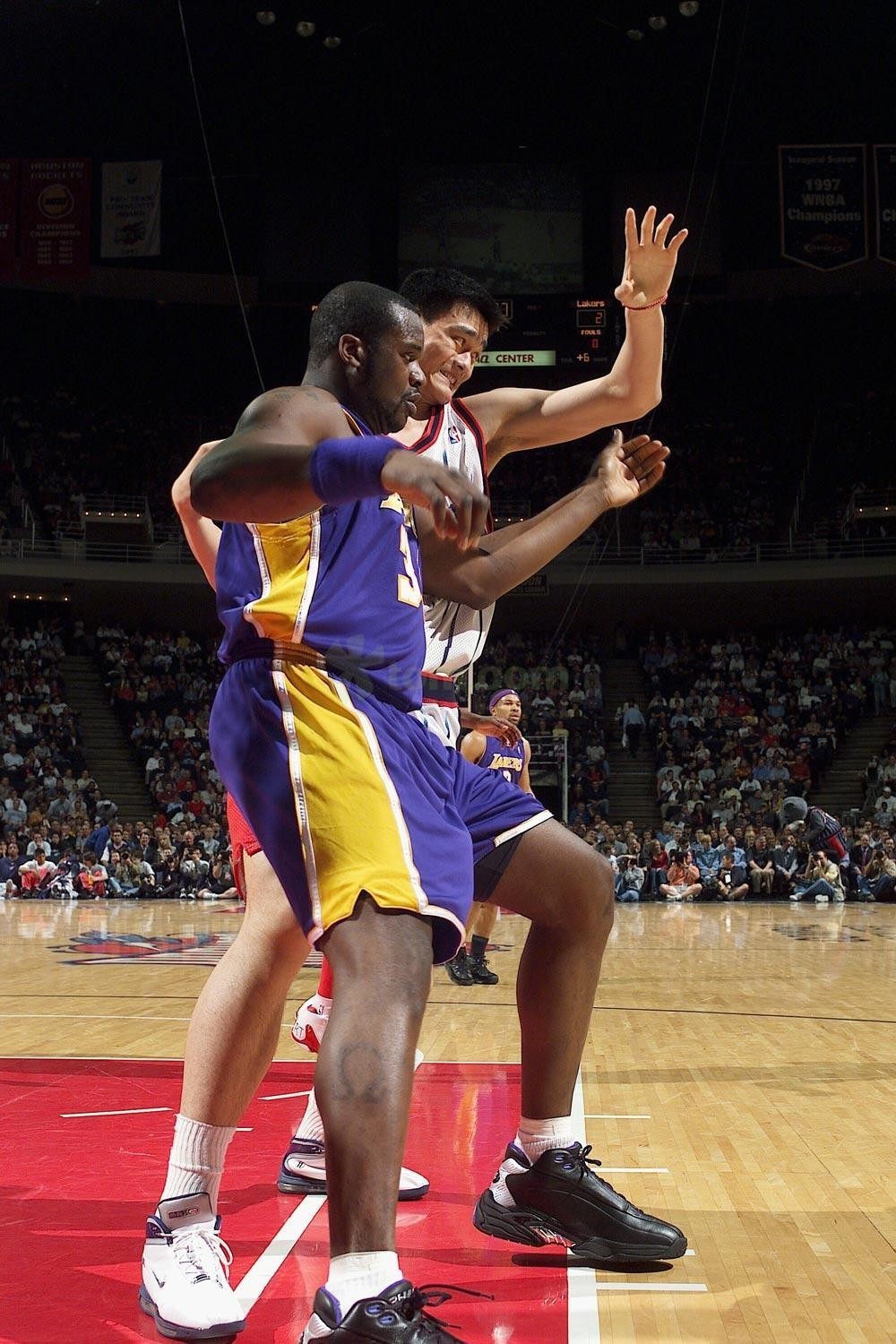 为什么跑垒员回垒要摸垒包边角