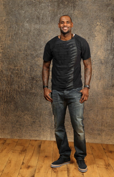 抽象，特朗普晒和C罗踢球的AI生成视频：C罗很聪明也很酷